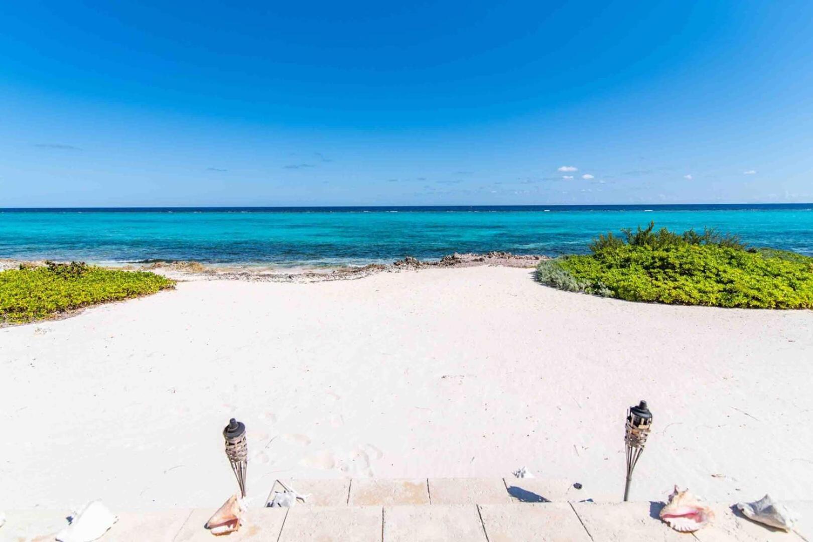 Thatch Hill - Renovated Beach House With Pool, Short Walk To The Rum Point Club Driftwood Village Exterior foto